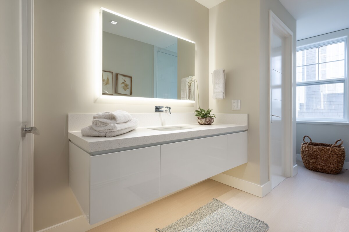 Bathroom Design With Contemporary Wall-Mounted Storage