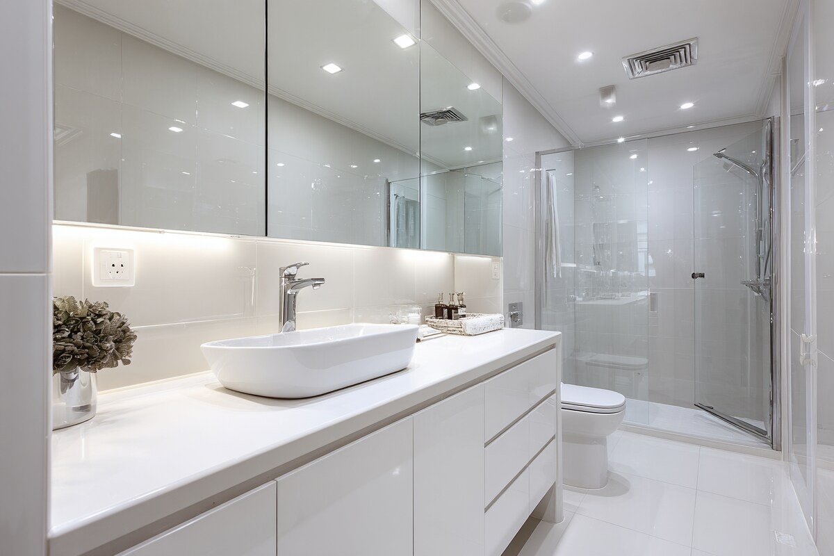 Modern Bathroom Design With High Gloss Tiles